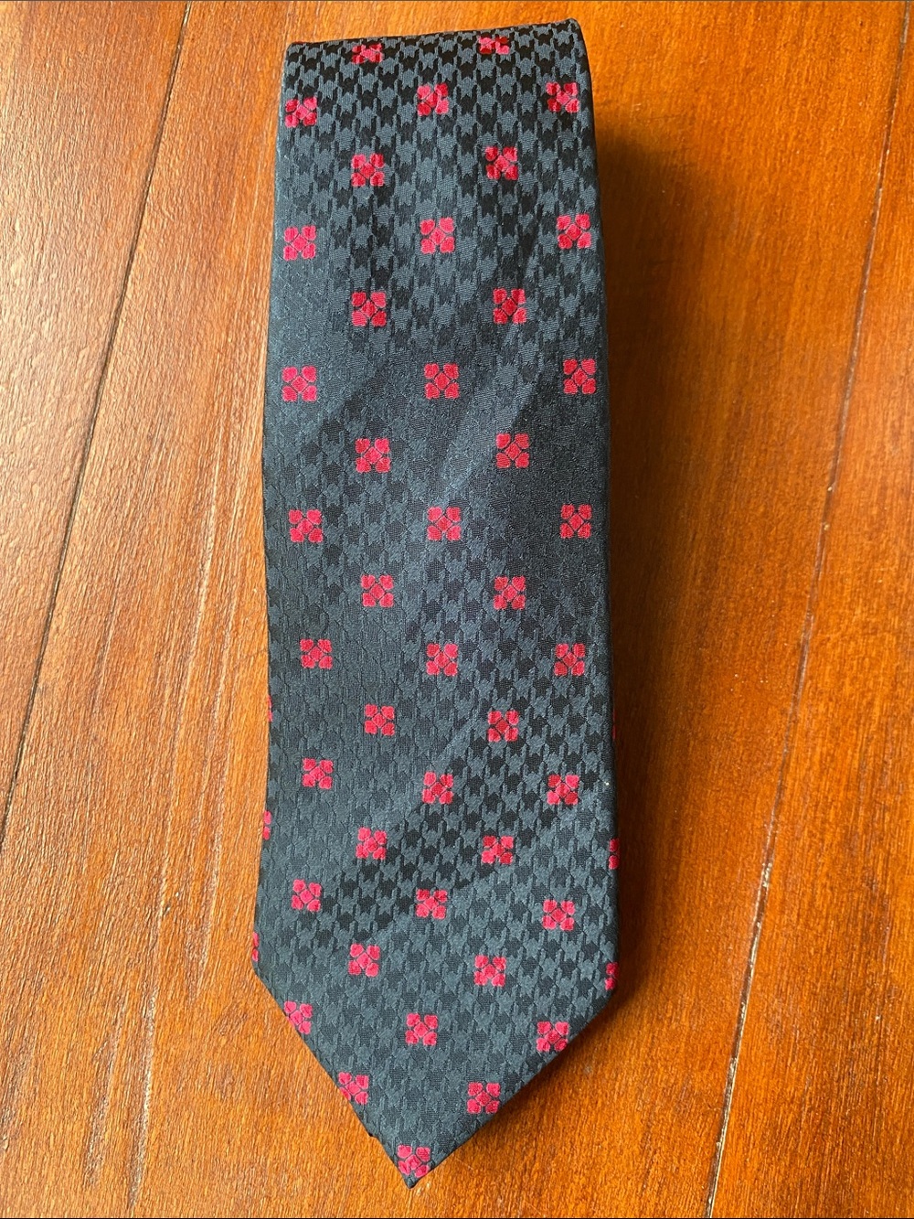 Lanvin Paris Luxury Silk Men’s Necktie Navy Blue Fuchsia Narrow Quiet Luxury
